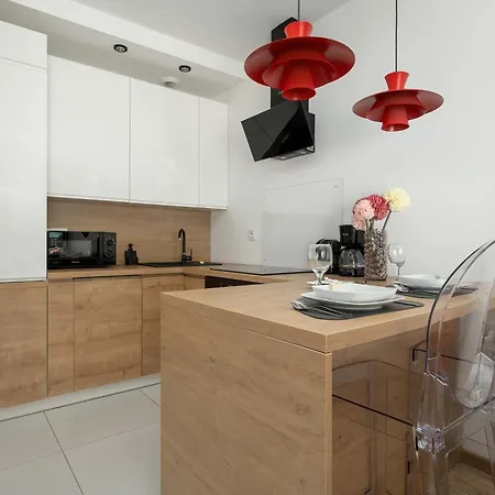 Stylish With Underground Parking And A Perfect Location By Renters Apartman *
