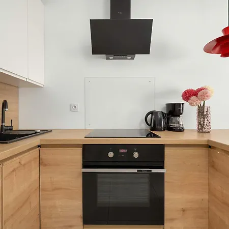 Stylish With Underground Parking And A Perfect Location By Renters Apartman *