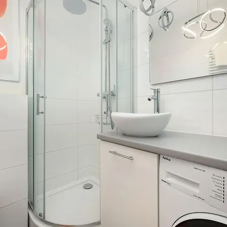 Stylish With Underground Parking And A Perfect Location By Renters Apartment *