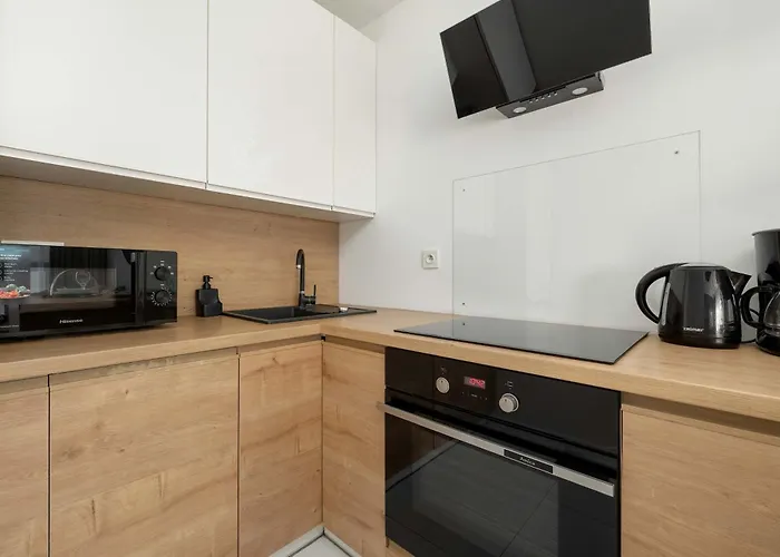 Stylish With Underground Parking And A Perfect Location By Renters Apartman *