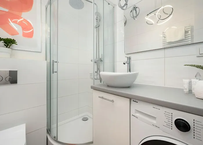 Stylish With Underground Parking And A Perfect Location By Renters Apartman *